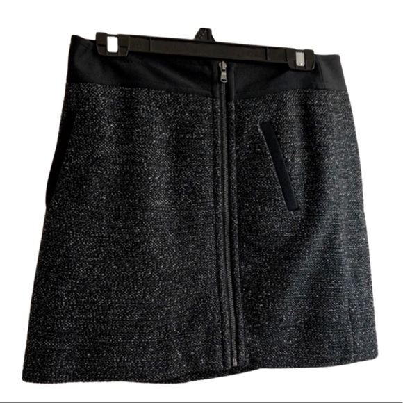 LOFT Dresses & Skirts - Loft cotton blend zipper front black tweed short skirt